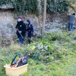 Judy Webb with tools and volunteers Rock Edge 5 November 2017